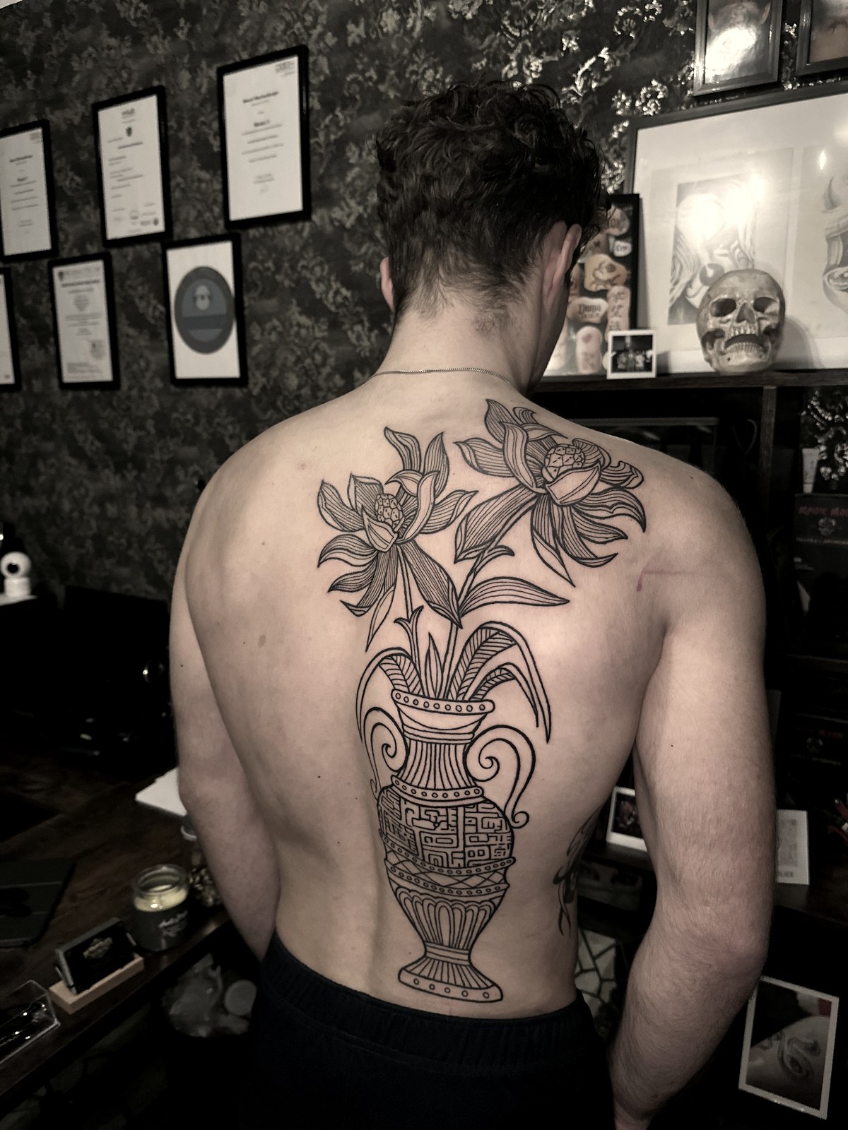 Vase & Lotus — Large Scale Tattoo aus dem B Ink Atelier Schwanenstadt