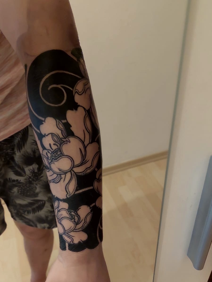 Pfingstrosen — Blackwork Tattoo von B Ink Atelier Schwanenstadt