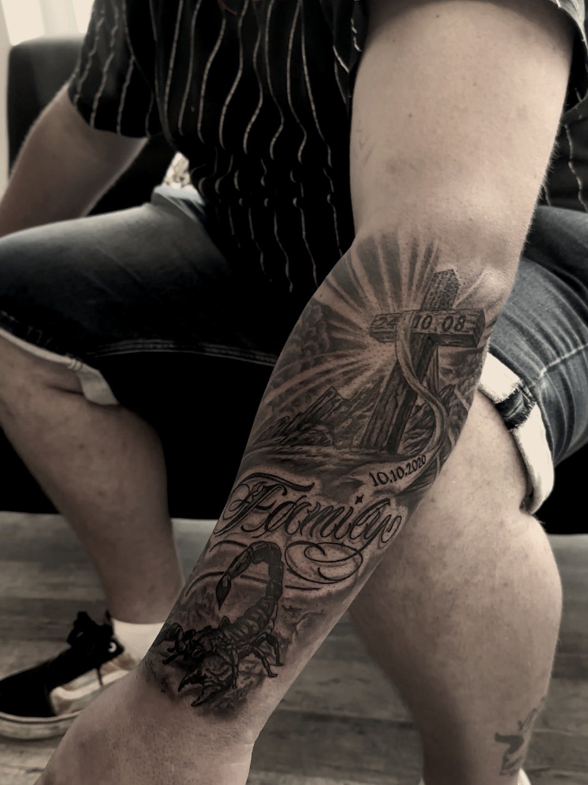 Family — Black & Grey Realism Tattoo aus dem B Ink Atelier Schwanenstadt