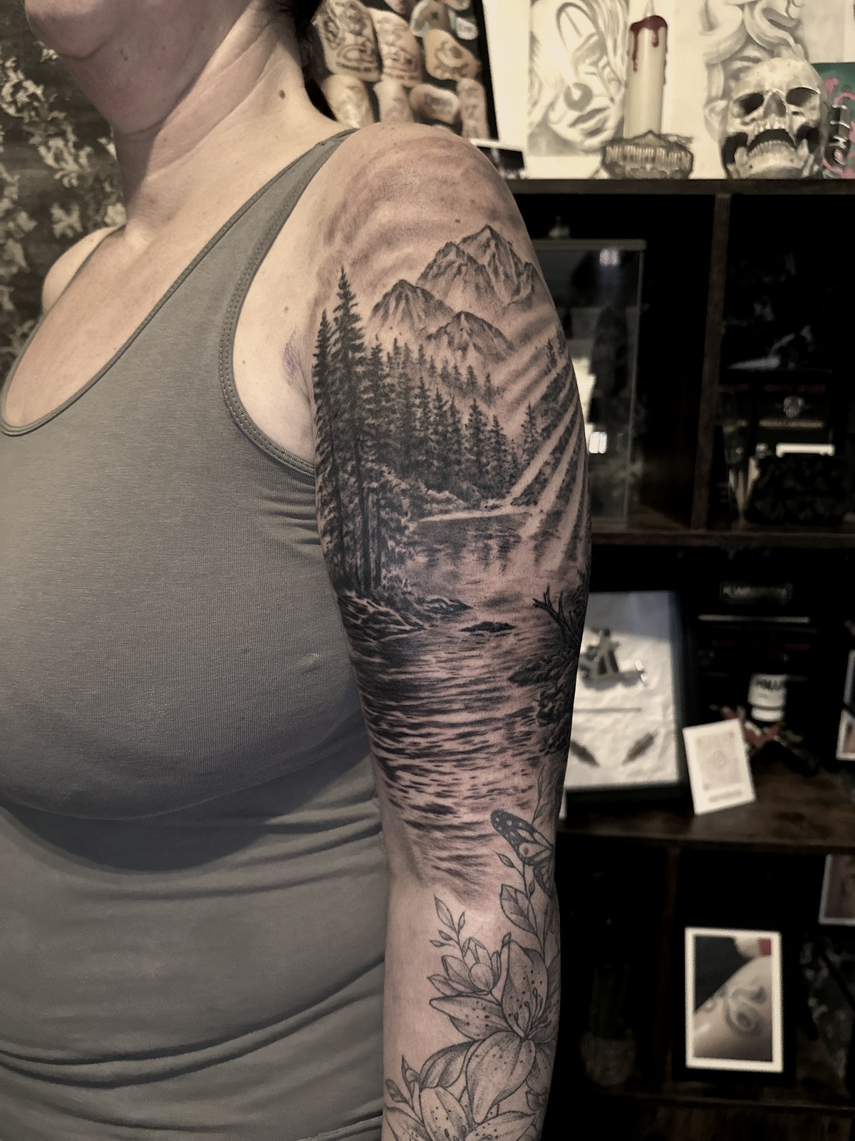 Naturarm — Black & Grey Realism Tattoo aus dem B Ink Atelier Schwanenstadt