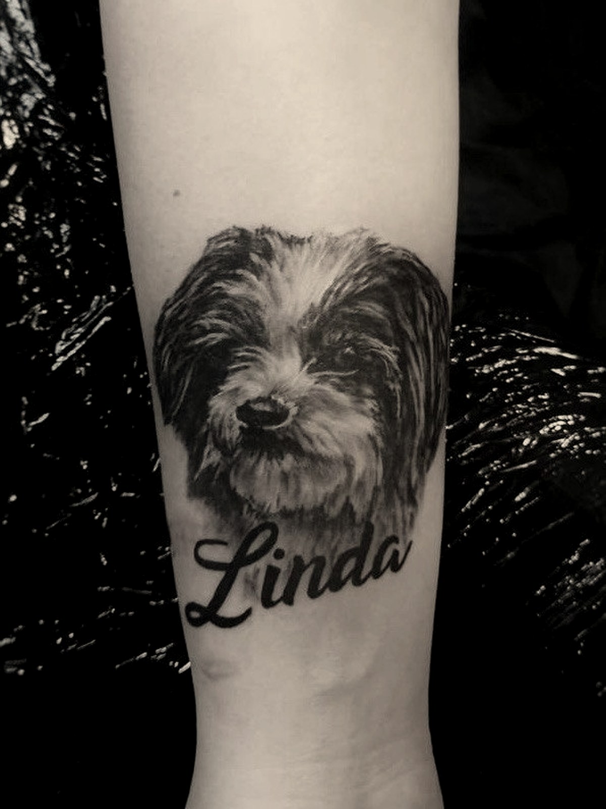 Linda — Black & Grey Realism Tattoo aus dem B Ink Atelier Schwanenstadt