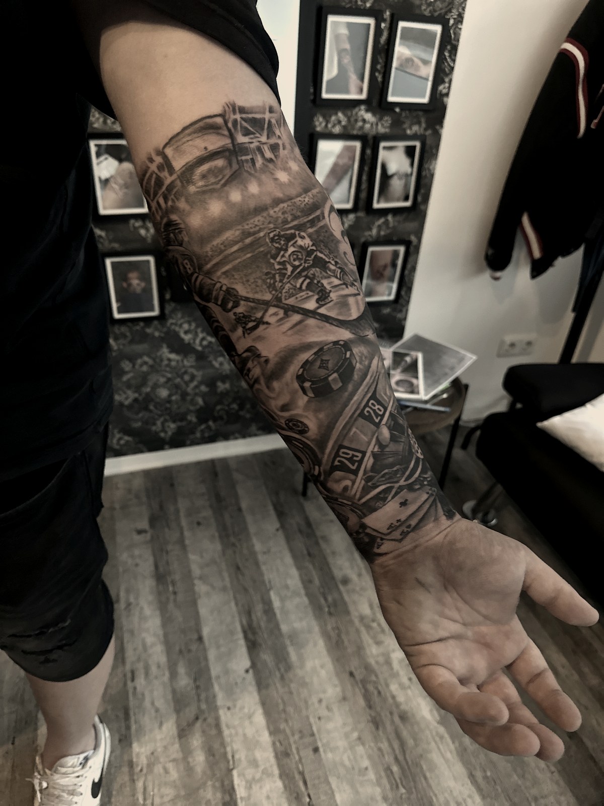 Zeitreise — Black & Grey Realism Tattoo aus dem B Ink Atelier Schwanenstadt