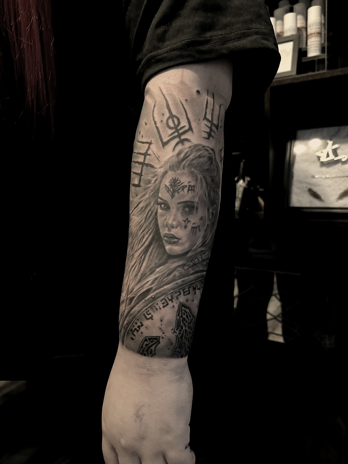 Medusa — Black & Grey Realism Tattoo aus dem B Ink Atelier Schwanenstadt