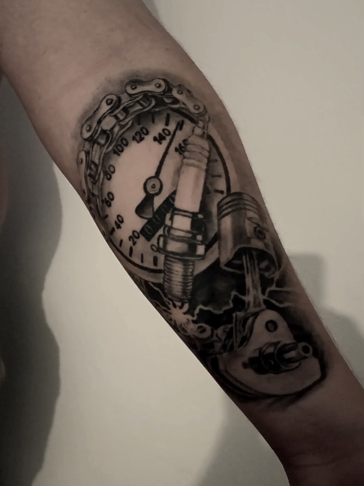 Motor — Black & Grey Realism Tattoo aus dem B Ink Atelier Schwanenstadt