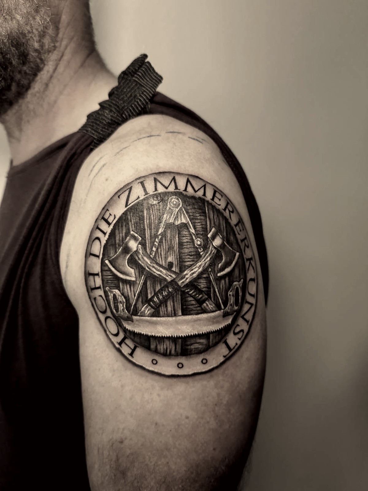 Zimmererkunst — Black & Grey Realism Tattoo aus dem B Ink Atelier Schwanenstadt