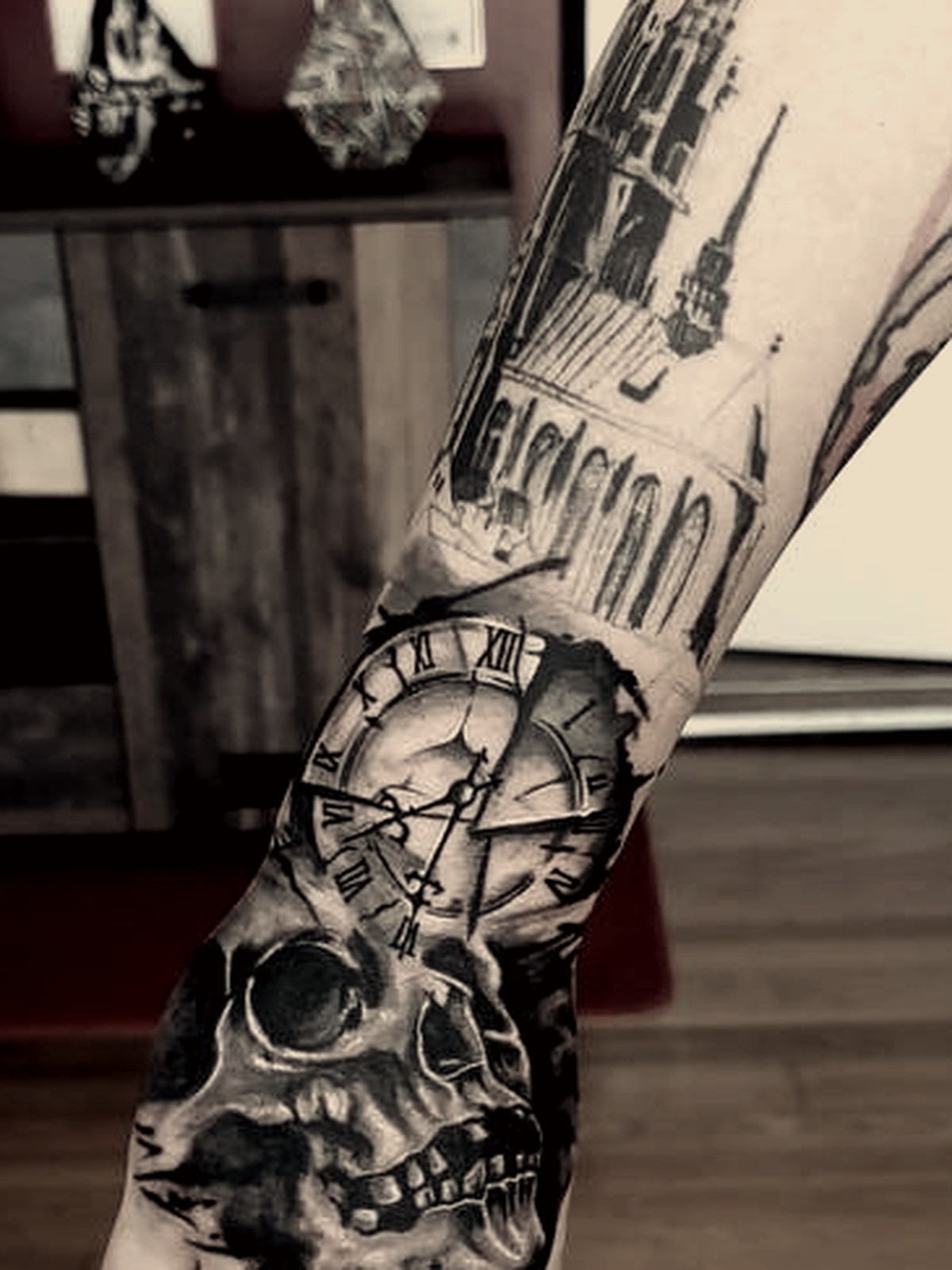 Zeit & Schädel — Black & Grey Realism Tattoo aus dem B Ink Atelier Schwanenstadt