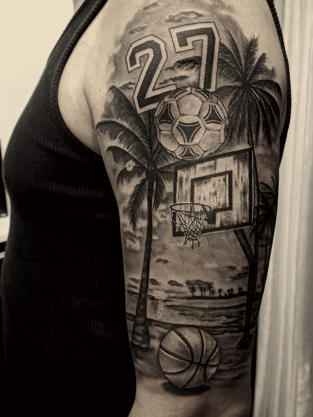 Court & Palmen — Black & Grey Realism Tattoo von B Ink Atelier Schwanenstadt